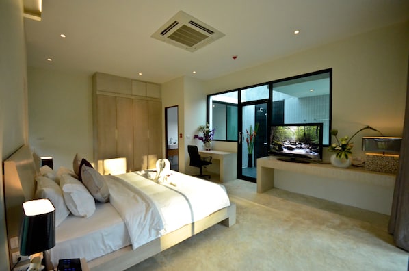 Jacuzzi Spa Villa | Egyptian cotton sheets, premium bedding, minibar, in-room safe