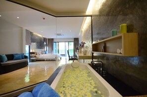 Jetted tub - Wanaburi Hotel (Thep Kasattri)