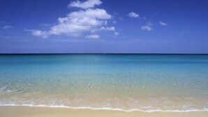 A beach with clear turquoise water and a sandy shore. - Wanaburi Hotel (Thep Kasattri)