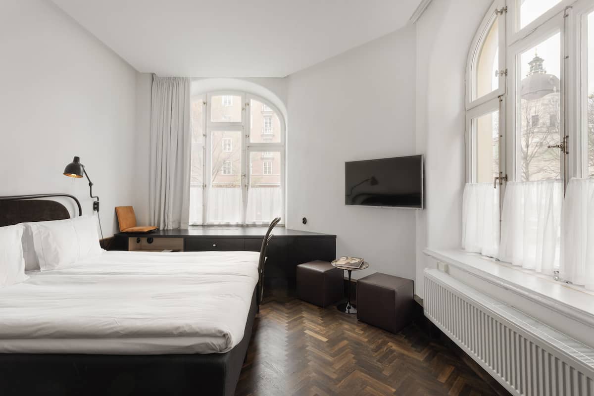 Deluxe Room, Corner | In-room safe, iron/ironing board, free cribs/infant beds, free WiFi