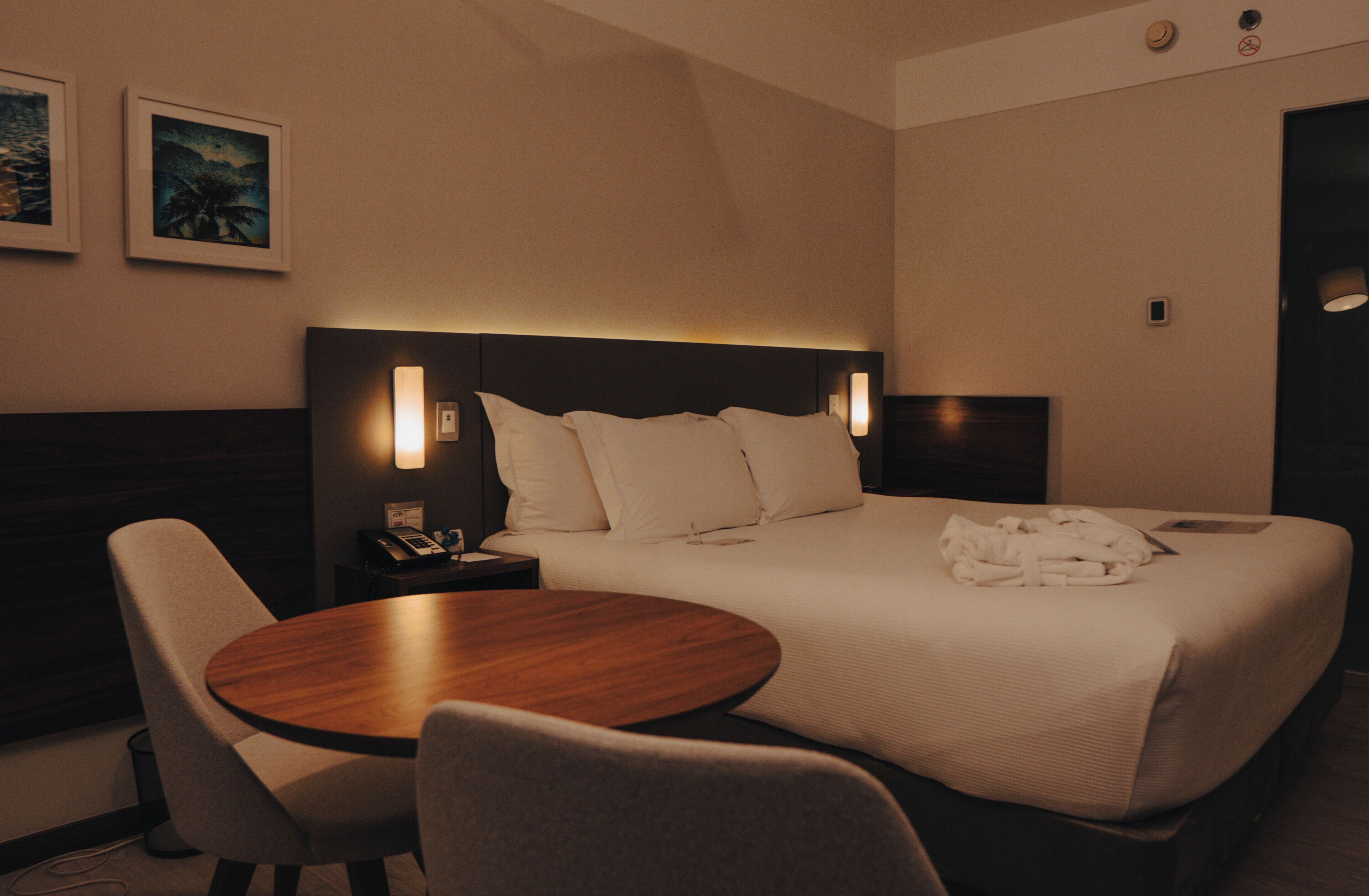 Chambre Exécutive, 1 grand lit | Coffres-forts dans les chambres, bureau, rideaux occultants