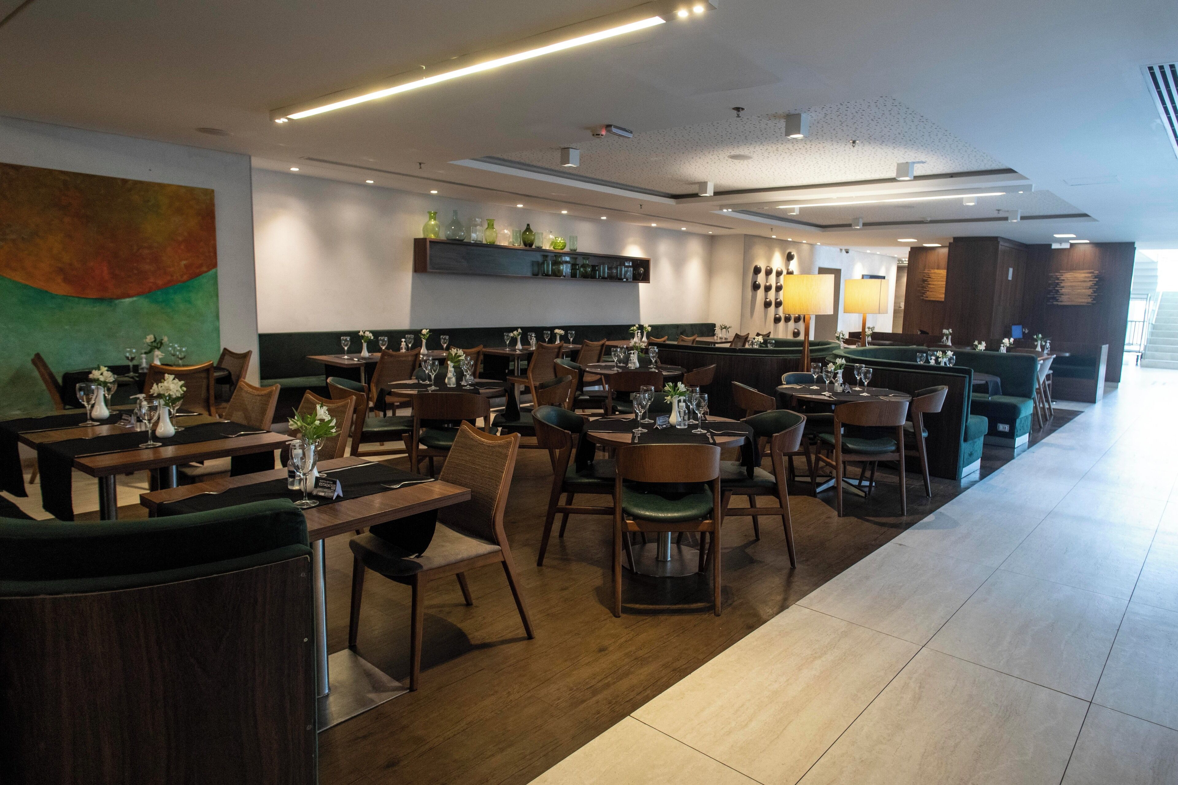 2 restaurants; breakfast, lunch, and dinner served
