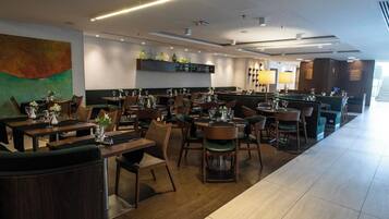 2 restaurantes: opção de café da manhã, almoço e jantar