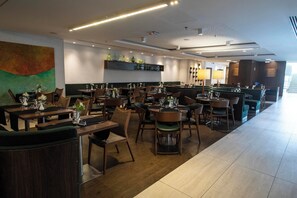 2 restaurants servant le petit déjeuner, le déjeuner et le dîner