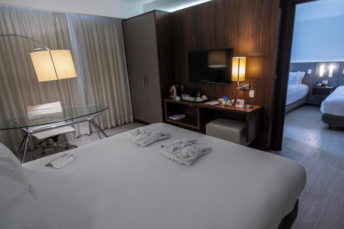 Suite familiar | 1 habitación, caja de seguridad en la habitación y escritorio