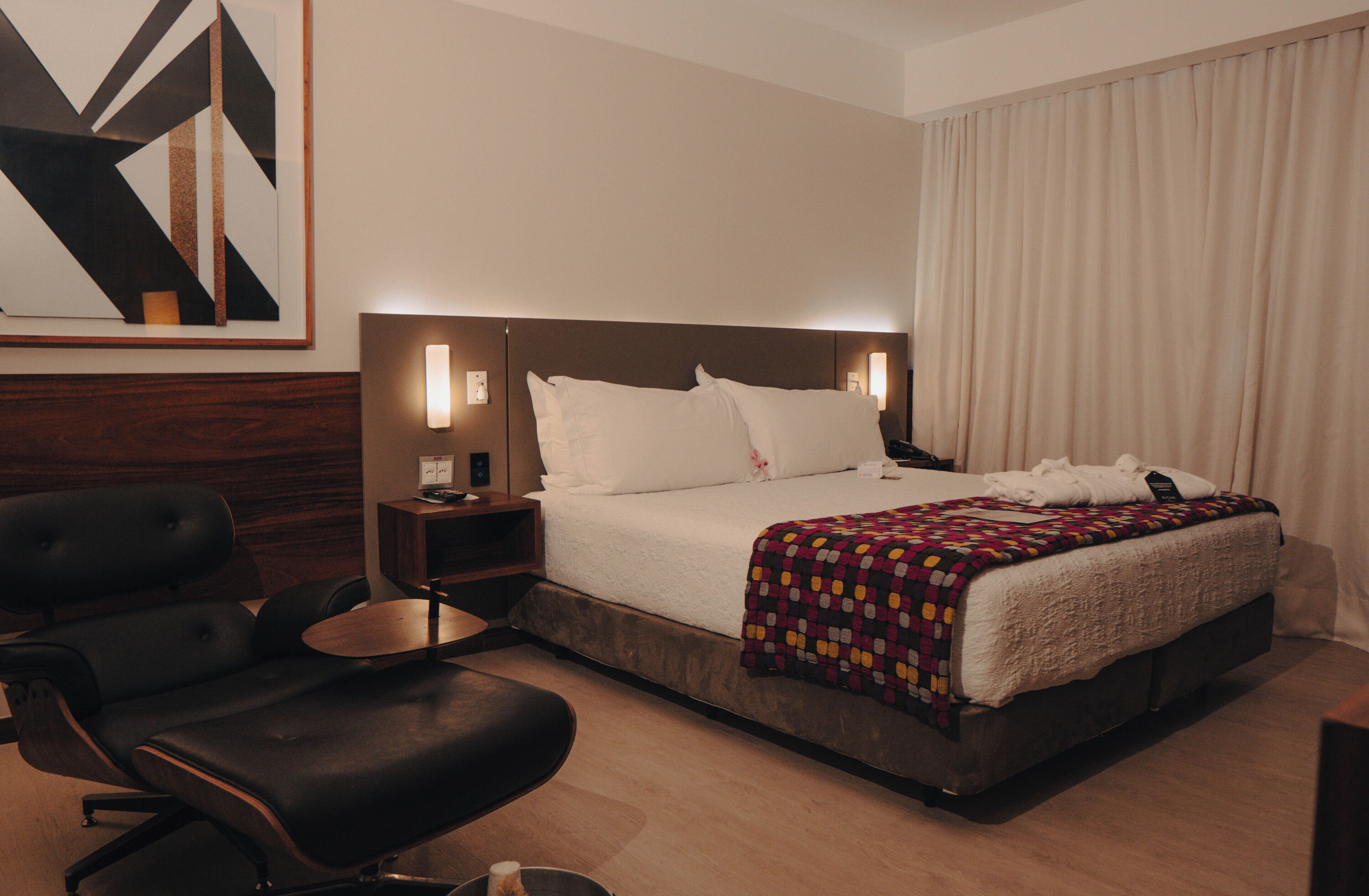 Business Class Queen Não Fumante | Caja fuerte, escritorio, cortinas opacas y sistema de insonorización