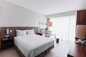 Phòng Deluxe (Accessible) | Két bảo mật tại phòng, bàn, màn/rèm cản sáng, phòng cách âm 