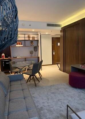 Business Class Queen Não Fumante | Két bảo mật tại phòng, bàn, màn/rèm cản sáng, phòng cách âm 