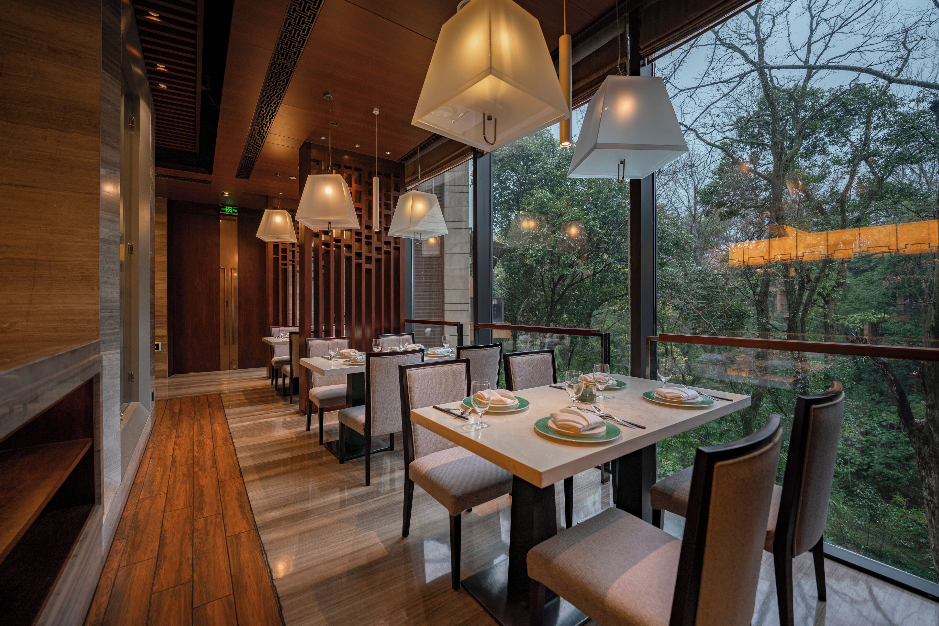 3 restaurants, breakfast, lunch, dinner served; international cuisine