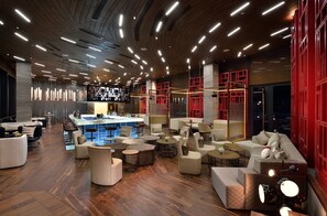 Lobby lounge, garden views - Millennium Resort Hangzhou (Hangzhou)