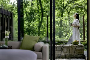 Ropa de cama de alta calidad y minibar con artículos gratuitos 