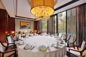 3 restaurants, breakfast, lunch, dinner served; international cuisine