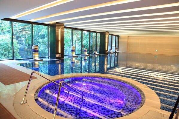Indoor pool, pool loungers - Millennium Resort Hangzhou (Hangzhou)