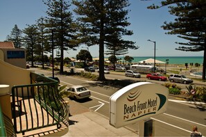 A beach front motel with a sign indicating its name. - Beach Front Motel Napier (Napier)