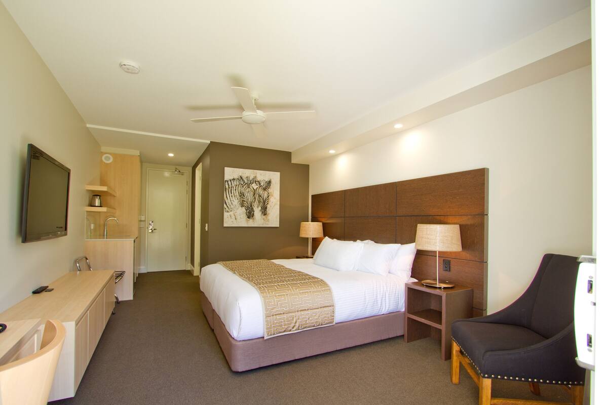 1 bedroom, desk, blackout curtains, soundproofing