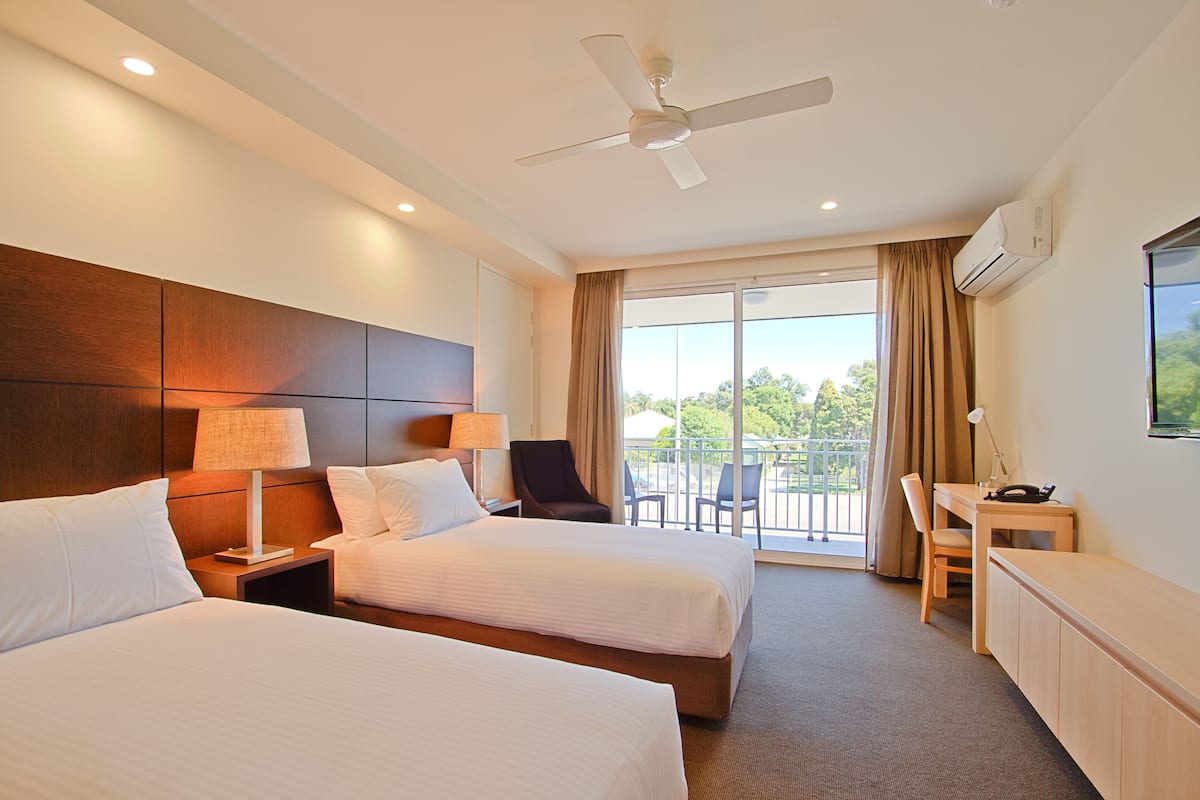 deluxe king suite | 1 bedroom, desk, blackout curtains, soundproofing