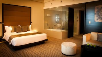 エグゼクティブ ルーム キングベッド 1 台 喫煙可 | 1 室のベッドルーム、高級寝具、羽毛の掛け布団、ピロートップベッド