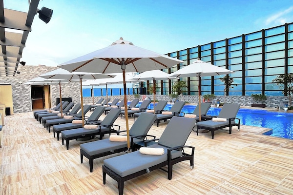 Piscina coperta, piscina all'aperto, lettini