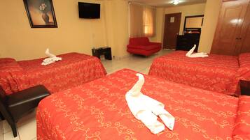 Habitación triple | Escritorio, tabla de planchar con plancha, camas extra y wifi gratis