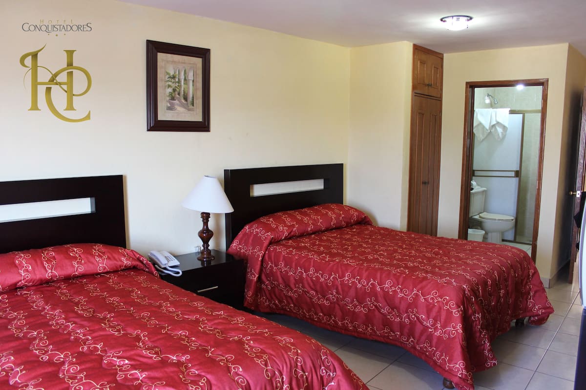 Habitación doble estándar, 2 camas matrimoniales | Escritorio, tabla de planchar con plancha, camas extra y wifi gratis 