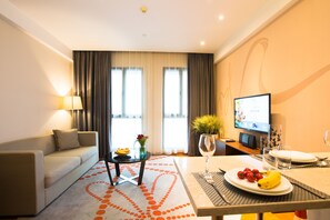 Cubrecamas, caja de seguridad en la habitación y escritorio 