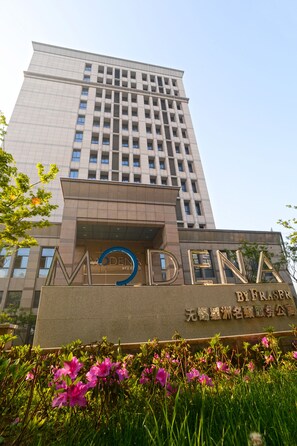 Un edificio moderno con un letrero destacado que dice "MODENA BY FRASER".