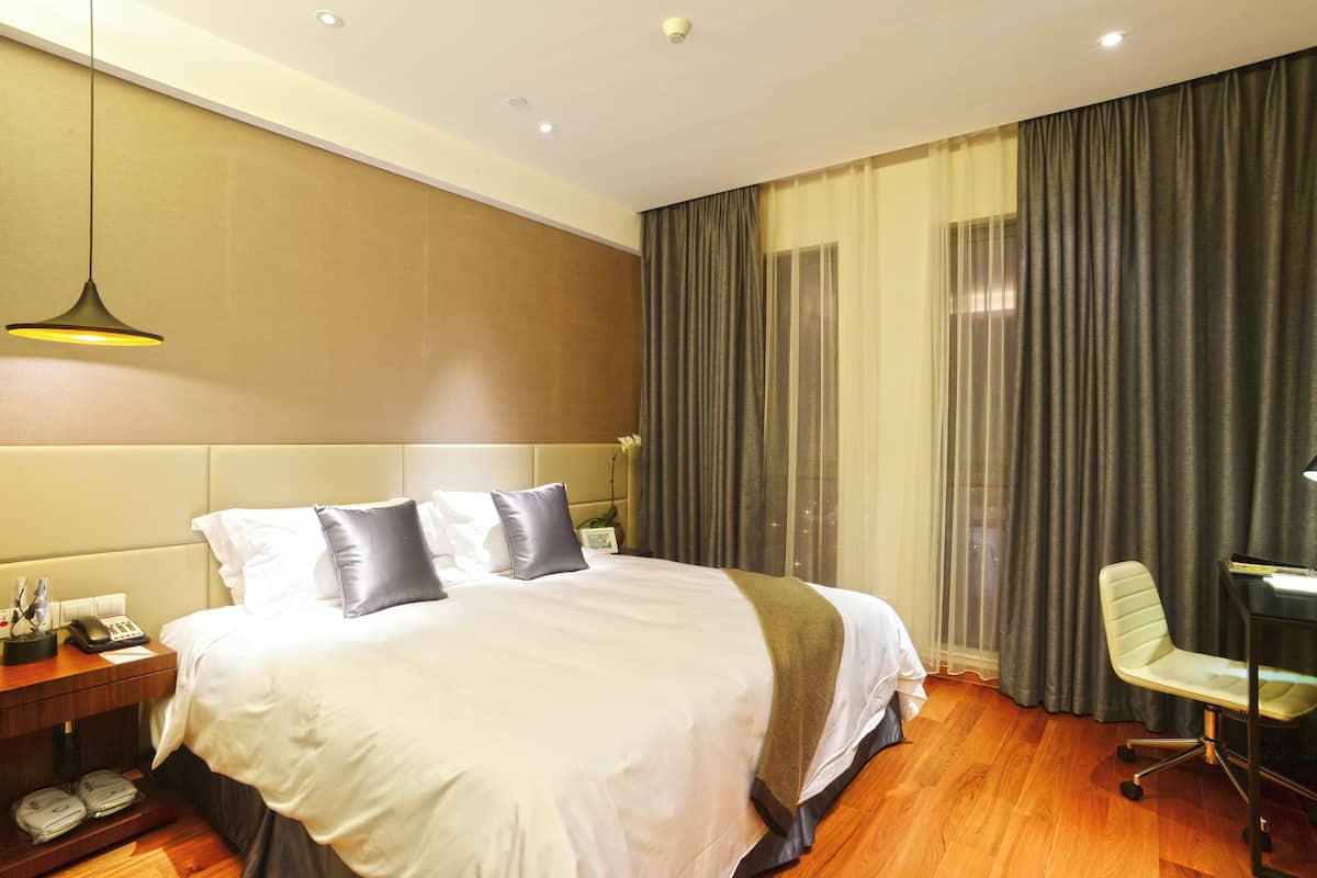 Down duvets, in-room safe, desk, laptop workspace