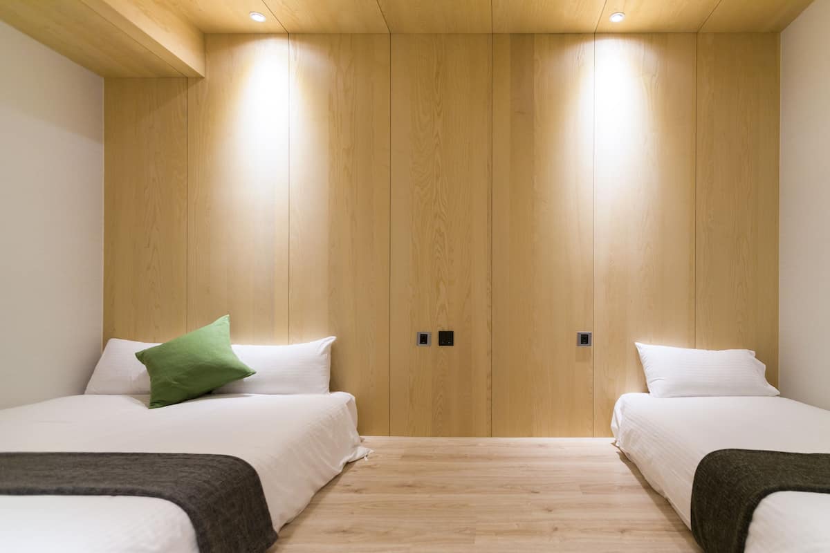 Driepersoonskamer | Luxe beddengoed, een strijkplank/strijkijzer, gratis wifi, beddengoed