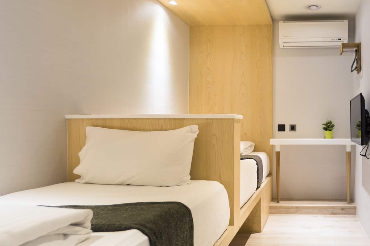 Standaard Twin kamer, geen ramen | Luxe beddengoed, een strijkplank/strijkijzer, gratis wifi, beddengoed