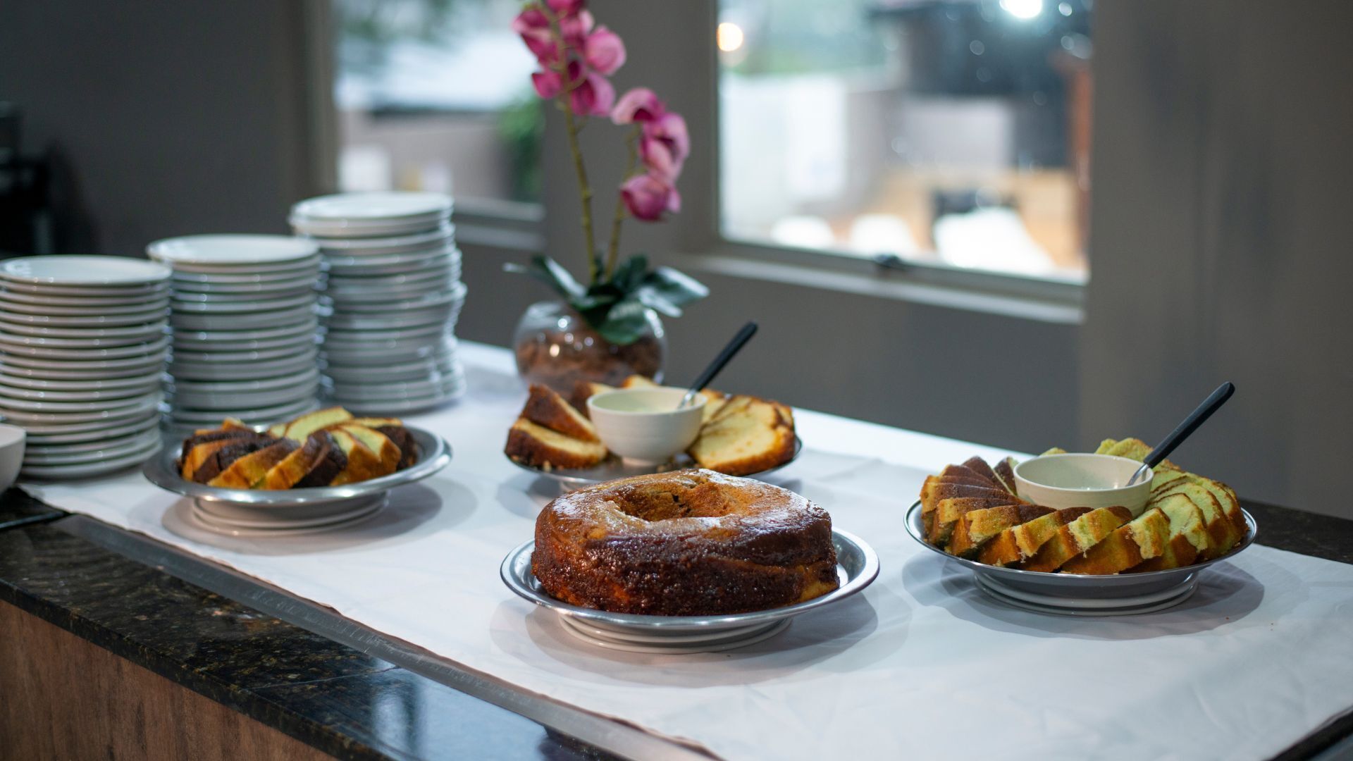 Una mesa de buffet con diversos postres y platos.