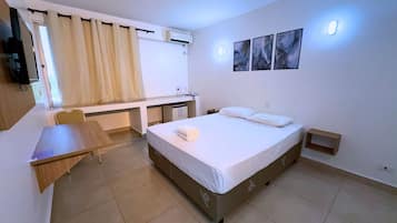 Minibar, cortinas opacas, wifi gratis y ropa de cama