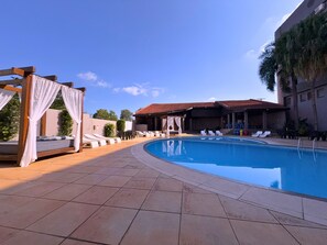 Outdoor pool - Manacá Hotel (Foz do Iguaçu)