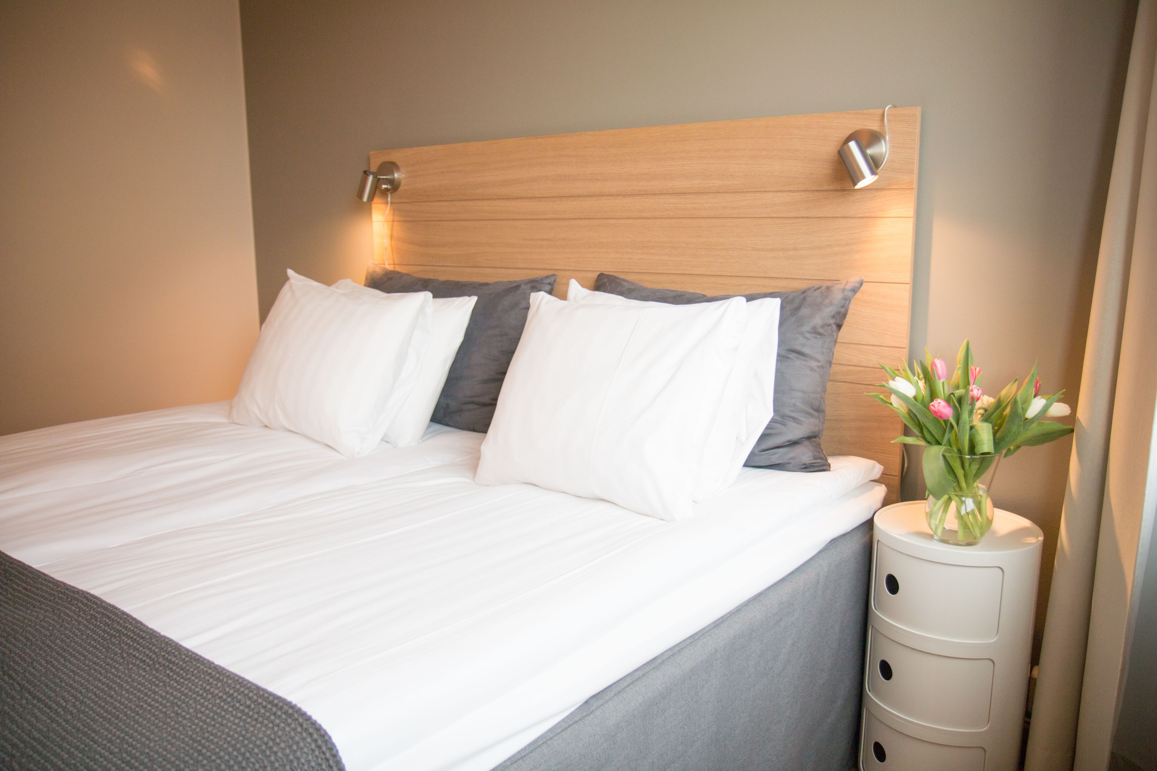 デスク、WiFi (無料)、ベッドシーツ