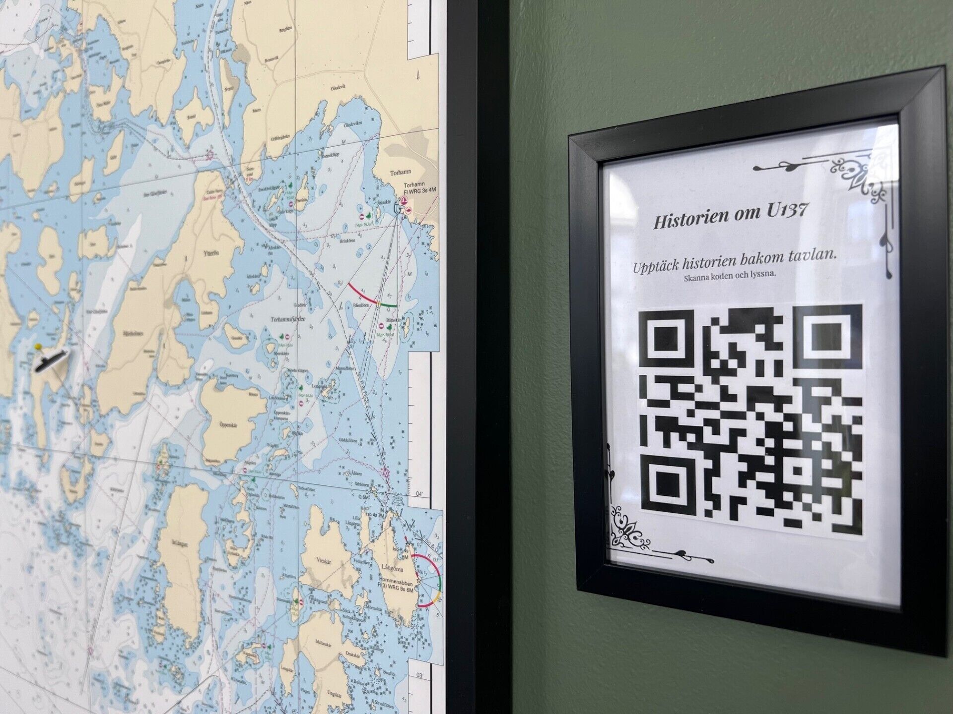 Une carte encadrée, comportant un code QR et du texte dans une langue étrangère.