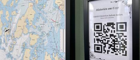 Une carte encadrée, comportant un code QR et du texte dans une langue étrangère.