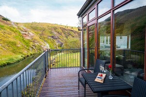 Habitación doble superior, vistas al río | Ropa de cama de alta calidad y decoración individual