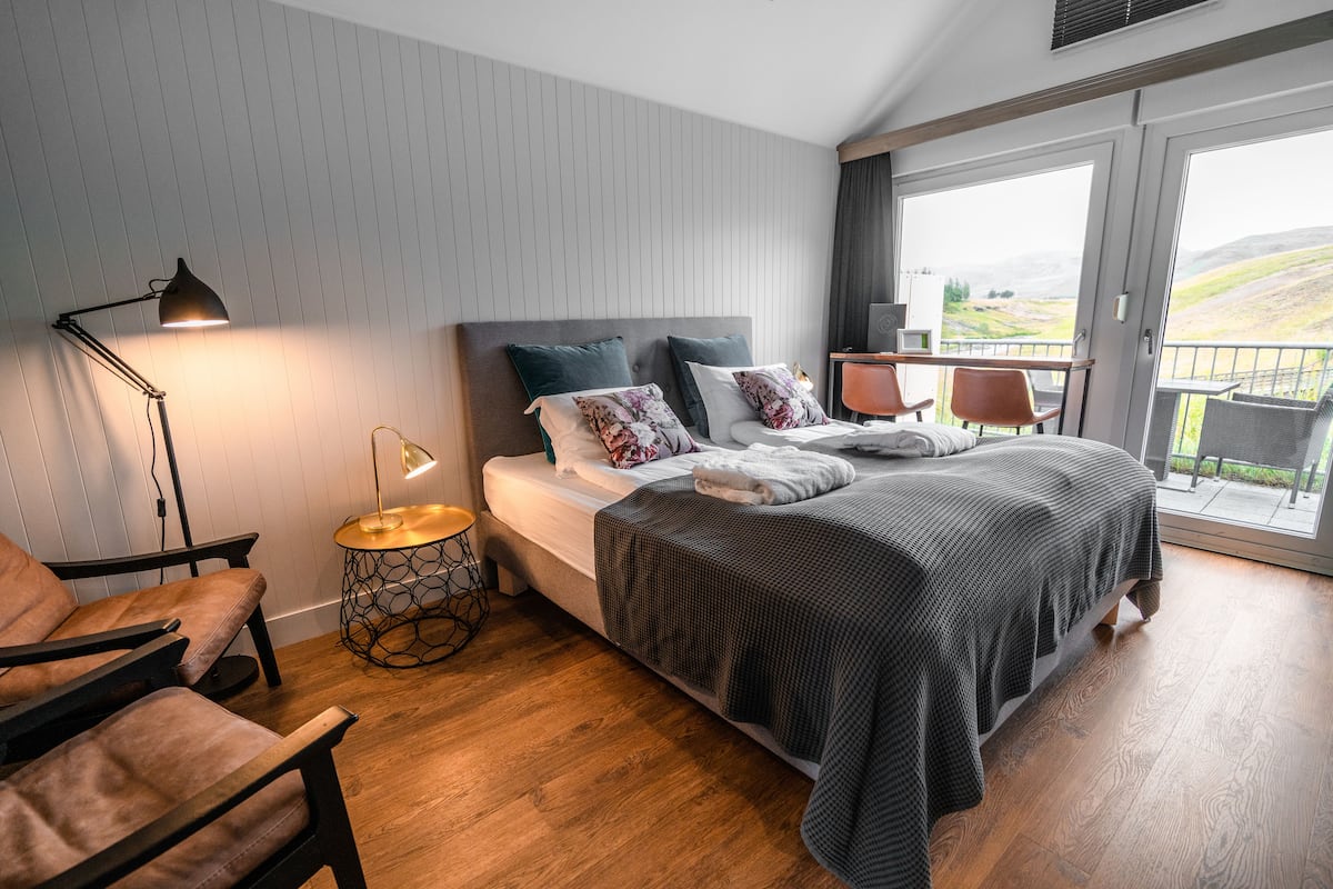 Standard-Doppel- oder -Zweibettzimmer, Flussblick | Hochwertige Bettwaren, individuell dekoriert, Bügeleisen/Bügelbrett
