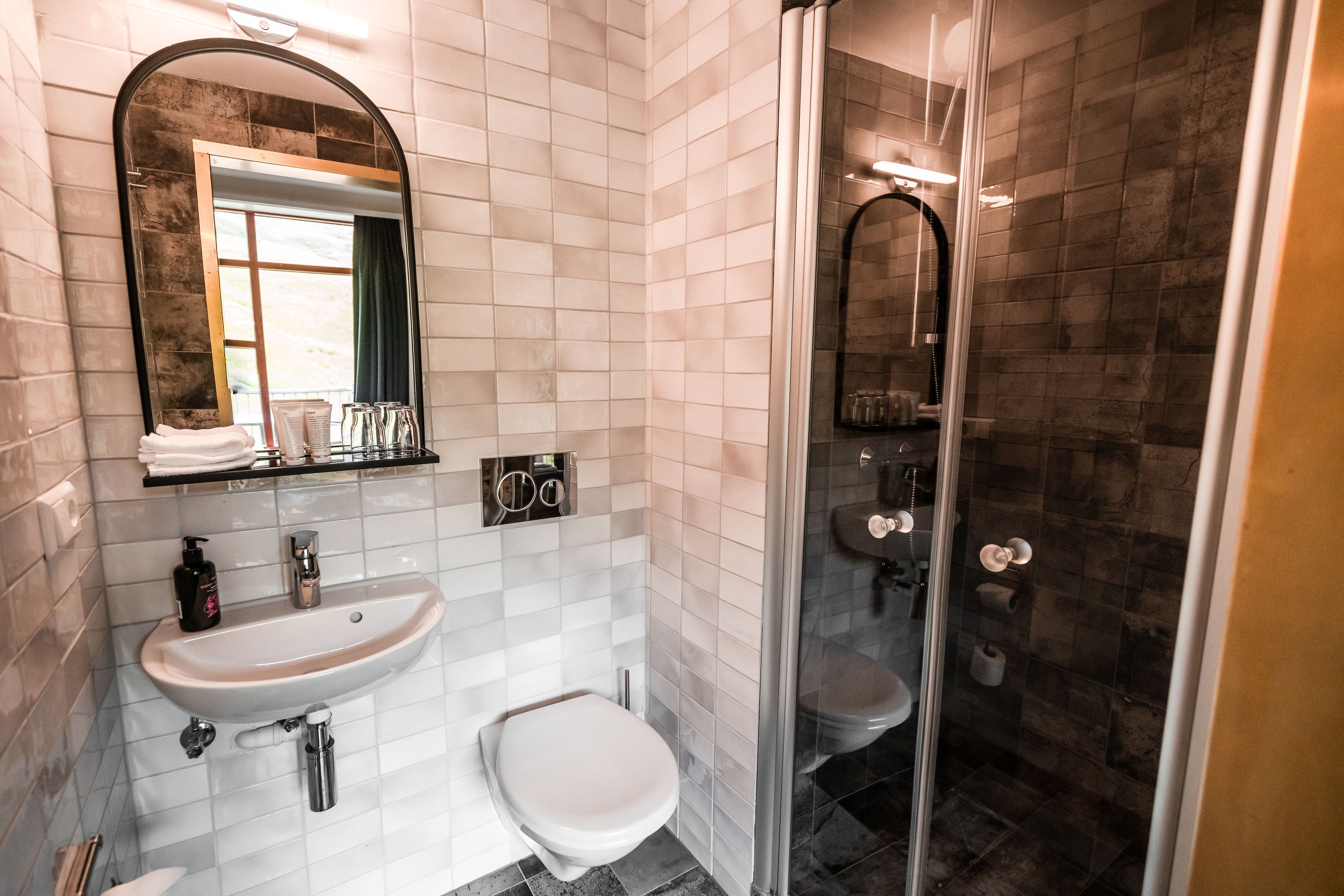 superior double room, river view | bathroom | shower, hair dryer, bathrobes, slippers