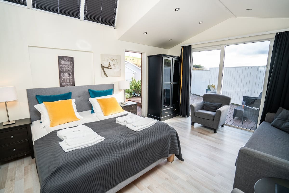 Vierbettzimmer, Terrasse | Hochwertige Bettwaren, individuell dekoriert, Bügeleisen/Bügelbrett