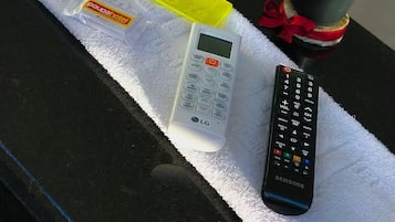 1 間臥室、書桌、遮光布/窗簾、熨斗/熨衣板