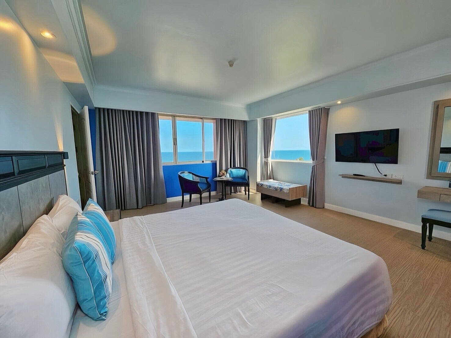 Executive Suite, 2 Bedrooms | Desk, blackout drapes, rollaway beds, free WiFi