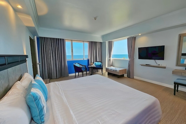 Executive Suite, 2 Bedrooms, Mountain View | Blackout drapes, rollaway beds (surcharge), WiFi (free), bed sheets
