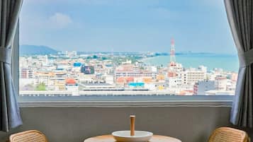 Executive Suite, 2 Bedrooms | Meja kerja, tirai kedap cahaya, dan tempat tidur lipat/tambahan