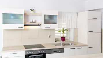 Apartamento, 1 habitación, balcón, vistas al mar | Cocina privada | Frigorífico
