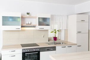 Apartamento, 1 quarto, sacada, vista para o mar | Cozinha privada | Geladeira