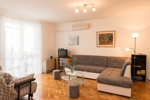 Apartamento, 1 quarto, terraço, vista para o mar | Área de estar | TV LCD 80 cm com canais via satélite, TV