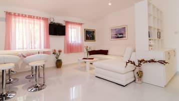 Apartment, 1 Bedroom | Living area