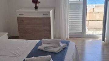 Standaard appartement | Individueel gedecoreerd, individueel gemeubileerd, een bureau