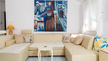 Apartamento, 1 habitación, balcón, vistas al mar | Sala de estar | Televisión LCD de 80 cm con canales por satélite, una televisión