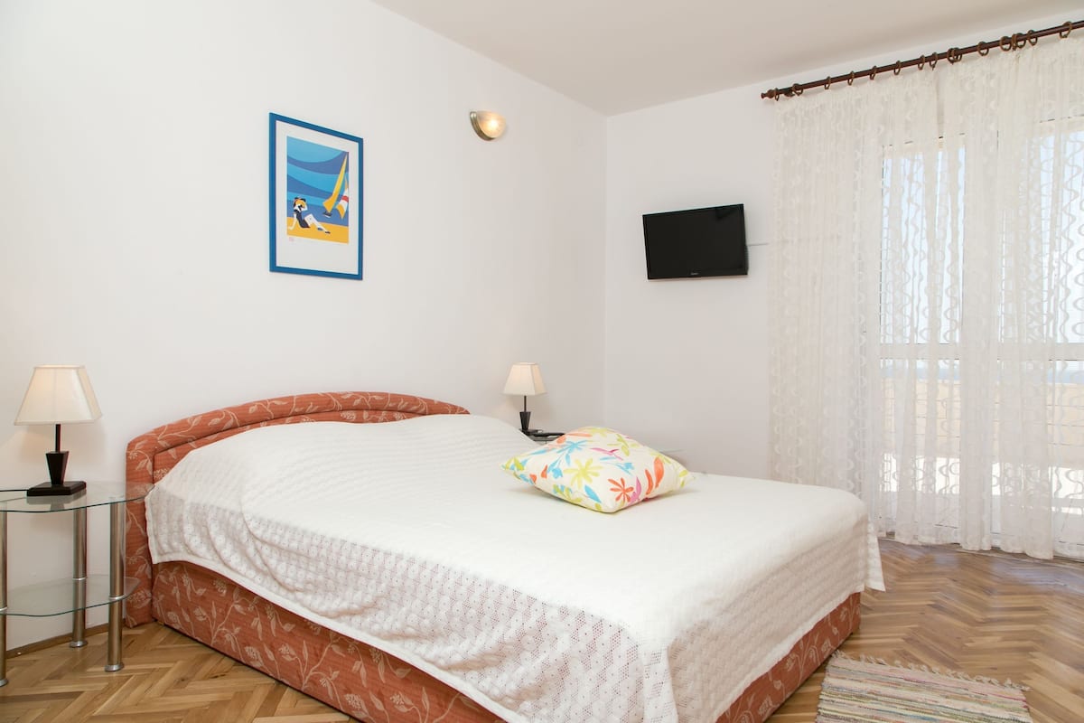 Standard Double Room | 1 bedroom, individually decorated, individually furnished, desk